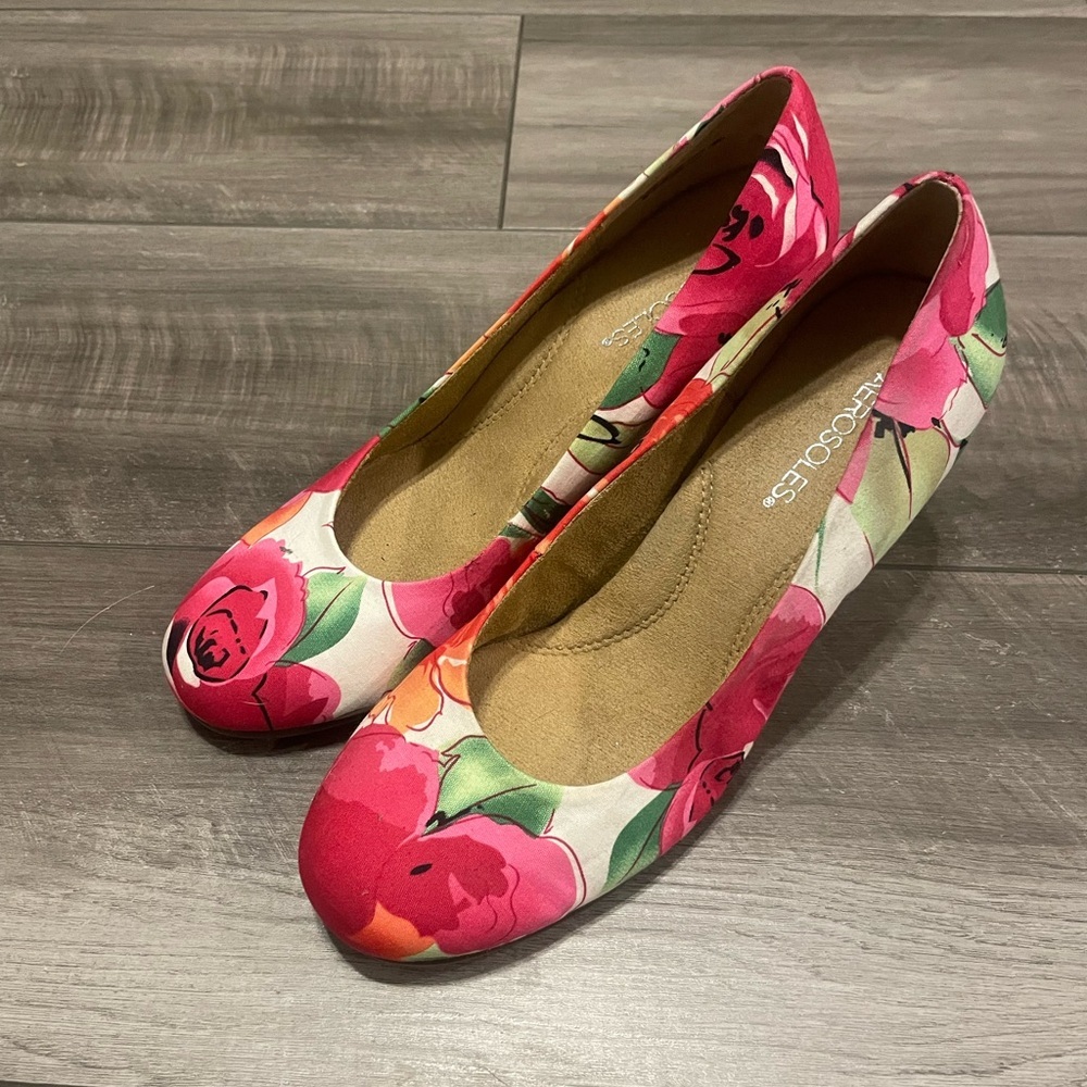Aerosoles Plum Tree Floral Wedge Heels Size 9.5US